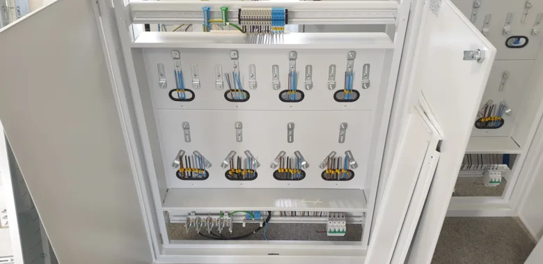 Vnitřní část elektrického rozvaděče s uspořenými vodiči.
