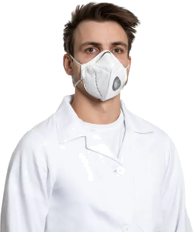 Muž v bílé košili s ochrannou rouškou na obličeji.