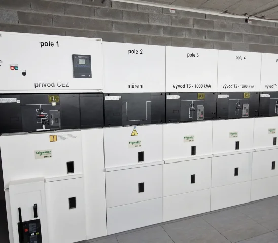 Řada elektrických rozváděčů pro revize zařízení v průmyslovém prostředí.
