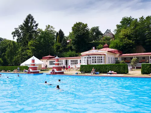 Venkovní bazén s lidmi v Ostravě nebo Vřesině