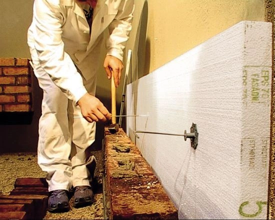 Montáž izolační desky na fasádu pomocí mechanického uchycení