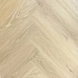 Světlá dřevěná podlaha v rybném vzoru vhodná pro koupelnu.