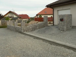 Nová kamenná zdi u domu v Praze ve stavební fázi.