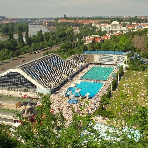 Venkovní plavecký bazén s více bazény v Praze