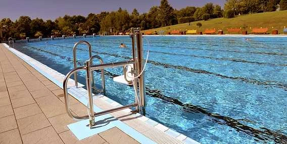 Venkovní bazén s výtahem pro handicapované na koupališti Bučovice.