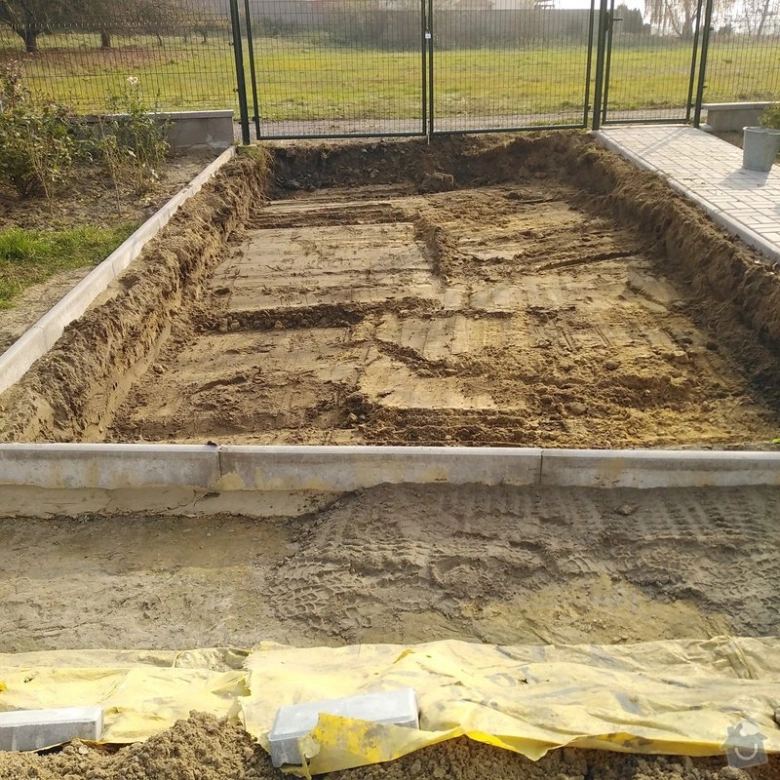 Příprava základu pro vjezd do garáže s betonovými obrubami.