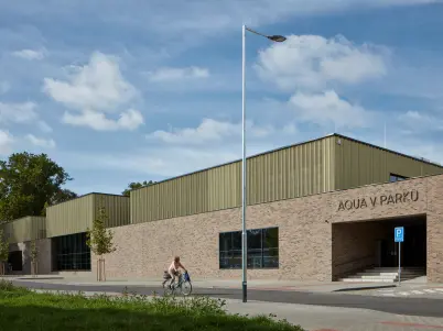 Exteriér bazénu Aquav Parku v Kyjově s cyklisty.