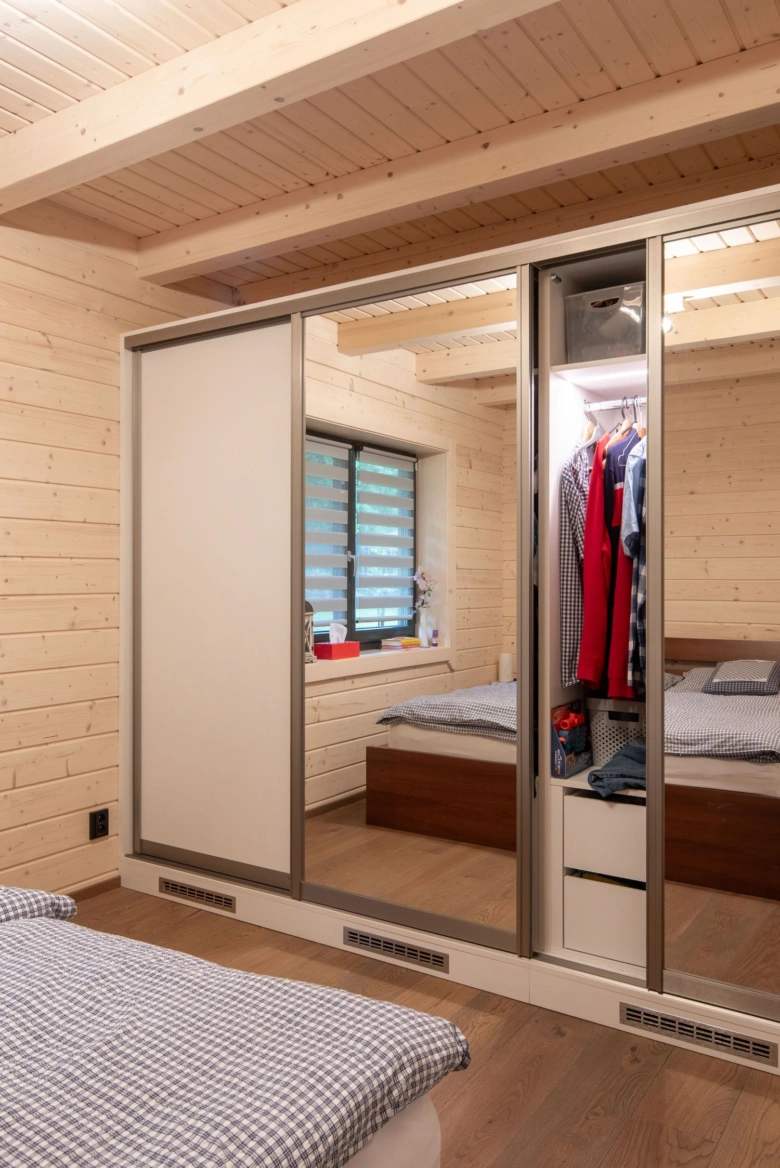 Dřevěná ložnice s vestavěnou skříni a designem na klíč