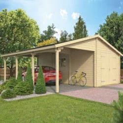 Dřevěná garáž s červeným autem a bicyklem na trávníku.