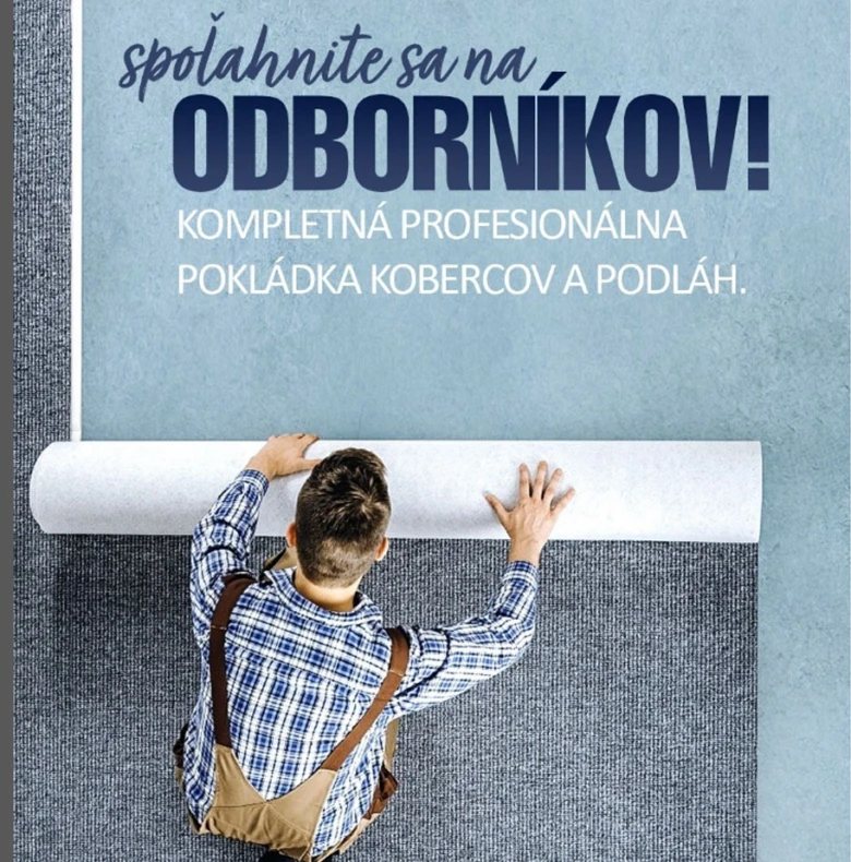 Muž položí koberec na podlahu v obývacím pokoji.