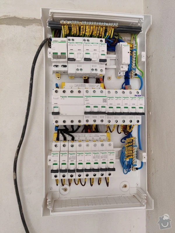 Otevřená elektrická rozvaděč s pojistkami a kabely v Praze.