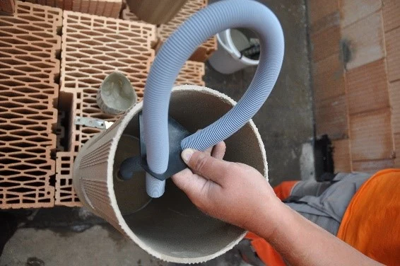 Ruční instalace komínového potrubí s flexibilním hadicovým systémem.