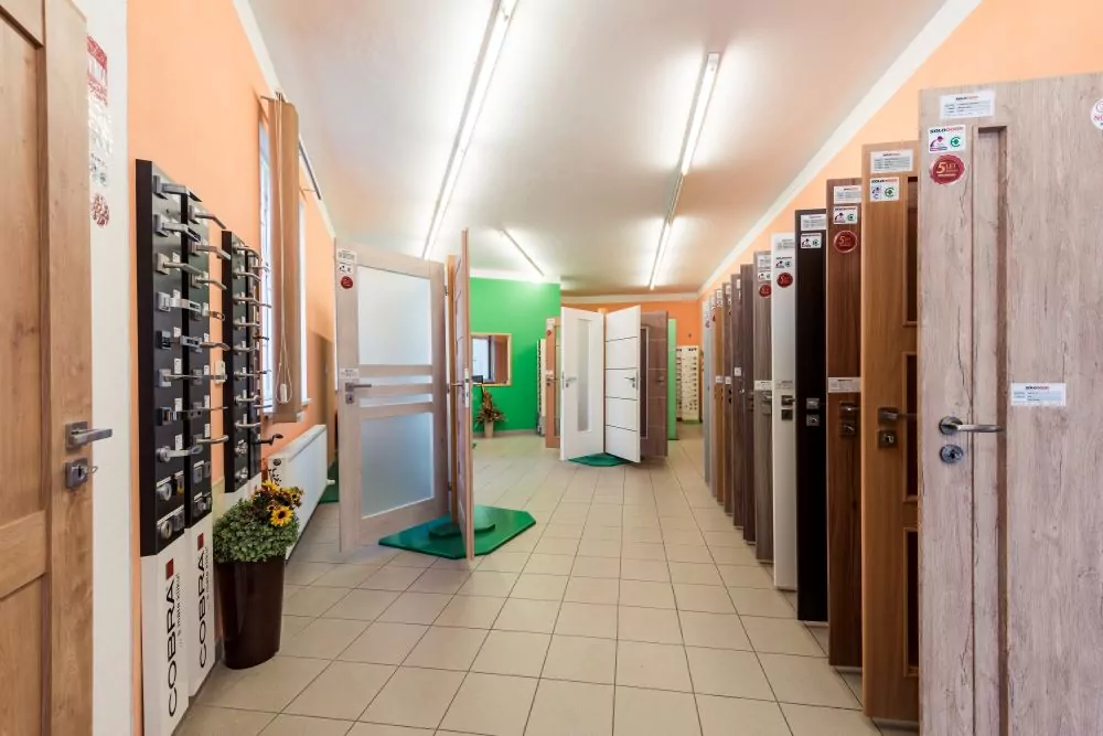 Výběr dveří v obchodě pro renovaci domácnosti