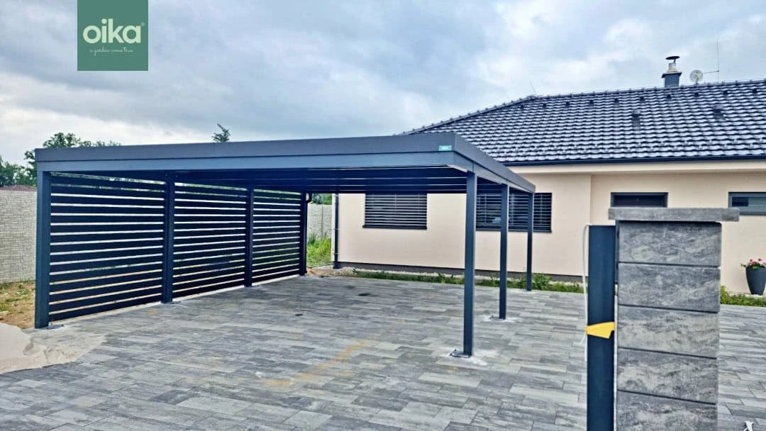 Moderní kryté parkovací stání pro dvě auta s tmavě modrou konstrukcí.