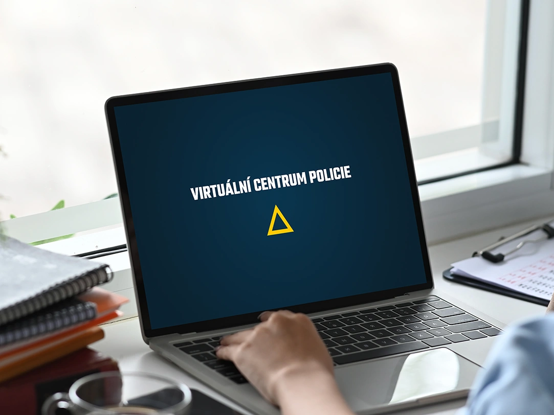 Laptop s textem virtuální centrum policie na obrazovce.