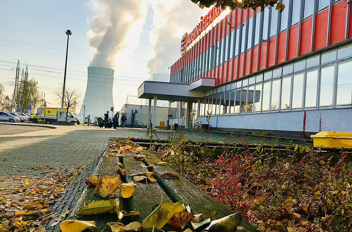 Vstup do české jaderné elektrárny s chladičovou věží.