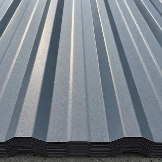 Skládané šedé trapézové plechy pro střešní krytinu.