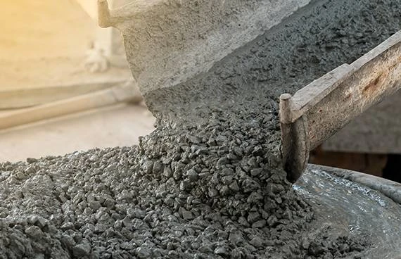 Stavební práce: beton se nalévá do formy na stavbě.