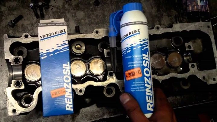 Tekuté těsnění na válcové hlavě motoru s krabicí produktu.