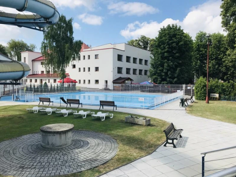 Venkovní bazén s vodními skluzavkami v lázních ve Vsetíně.
