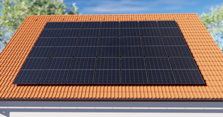 Solární panely nainstalované na střechu domu s červenou taškou.